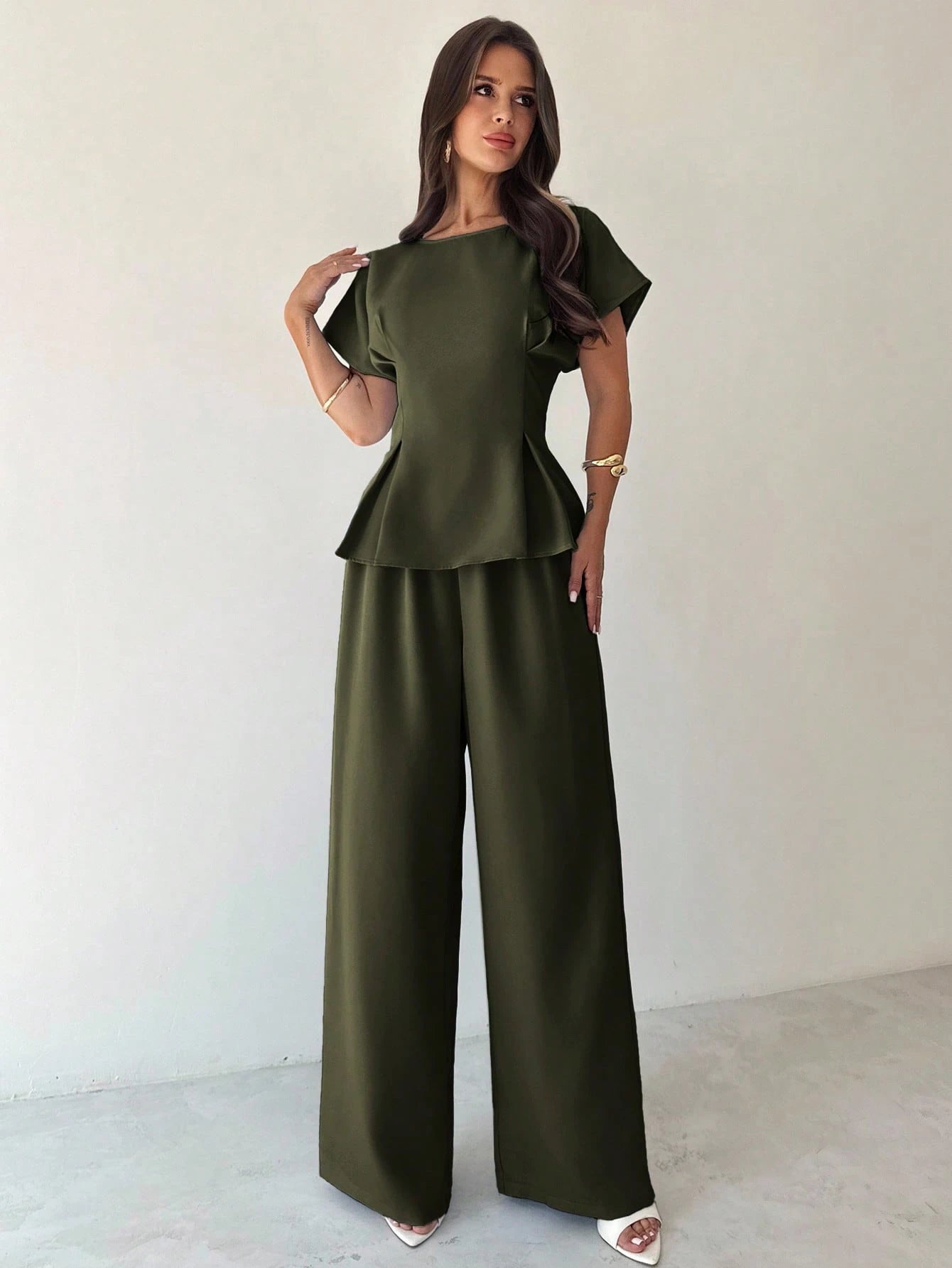 Conjunto Feminino Elegante com Blusa Acinturada e Calça Pantalona