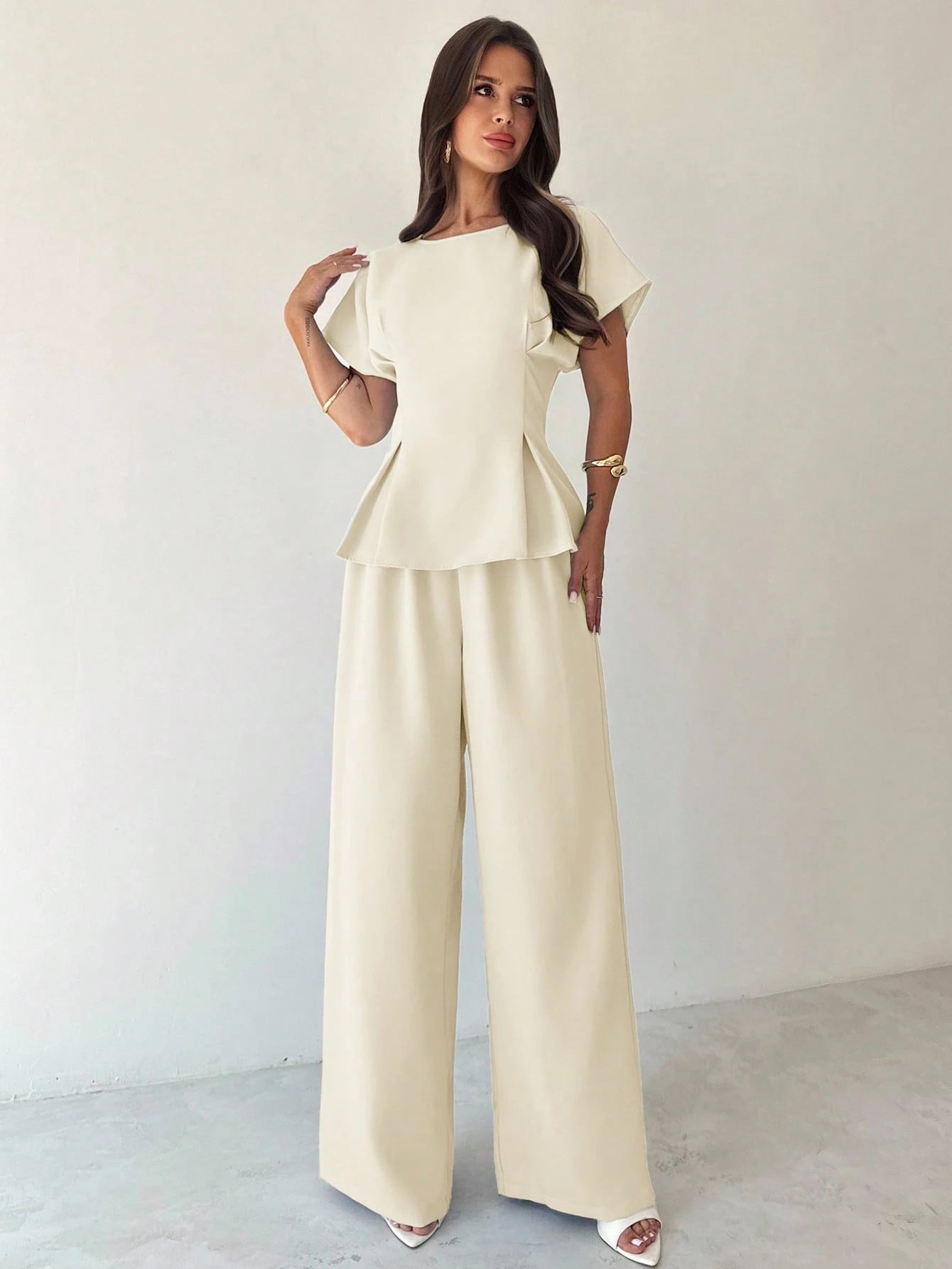 Conjunto Feminino Elegante com Blusa Acinturada e Calça Pantalona