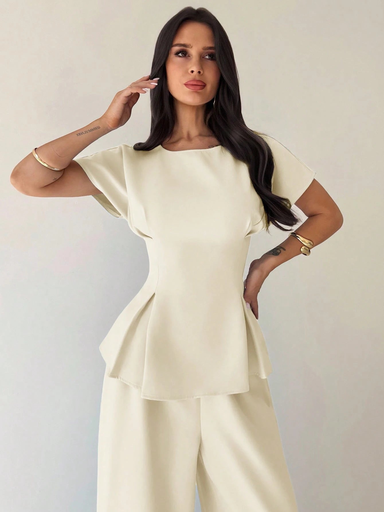 Conjunto Feminino Elegante com Blusa Acinturada e Calça Pantalona