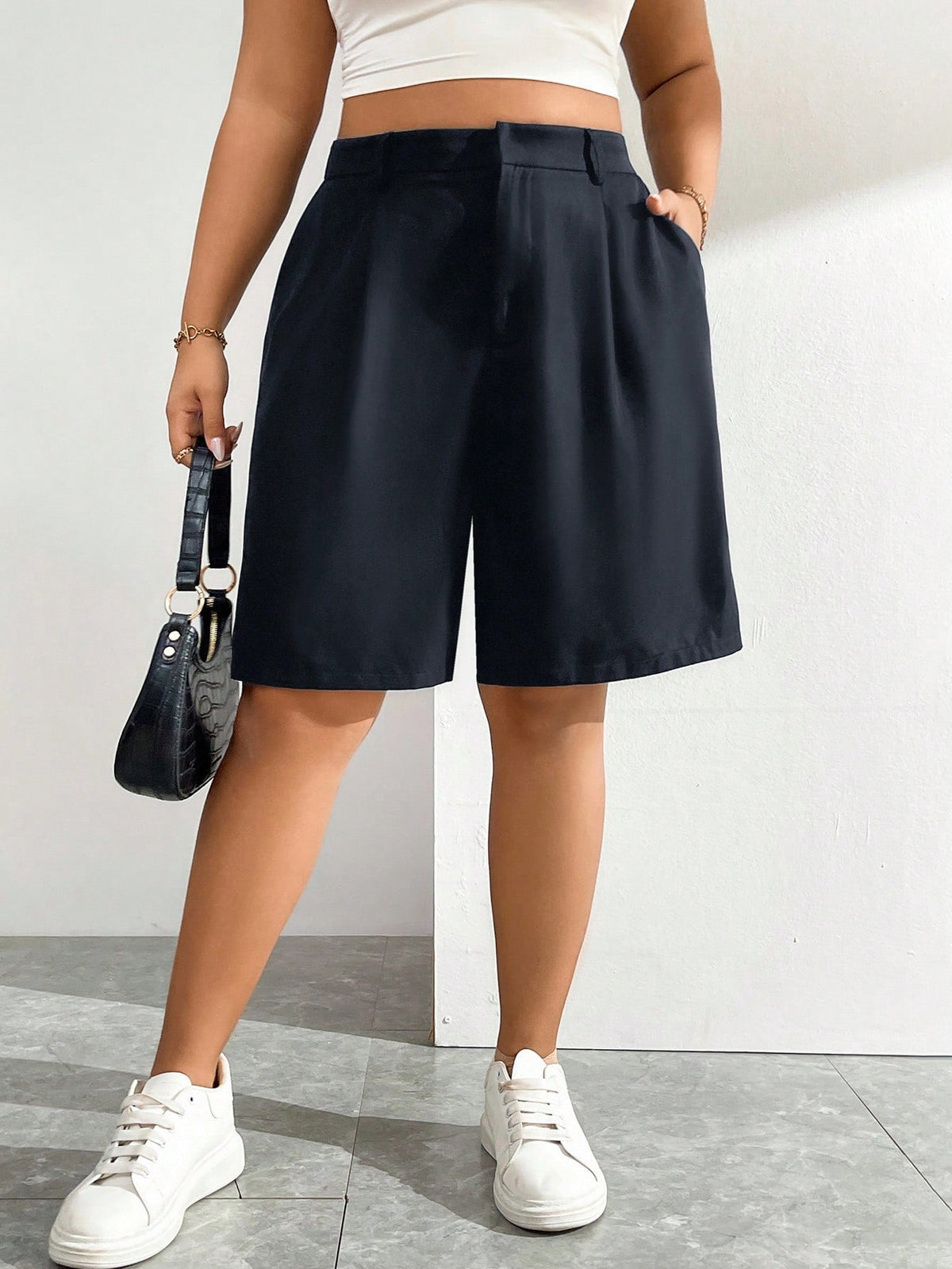 Bermuda Plus Size de Alfaiataria com Cintura Elástica