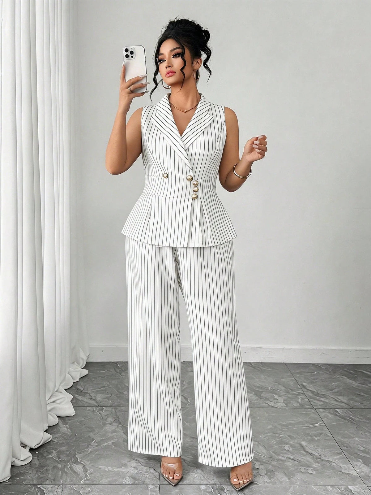 Conjunto Plus Size de Alfataria Colete e Calça Risca de Giz com Botões