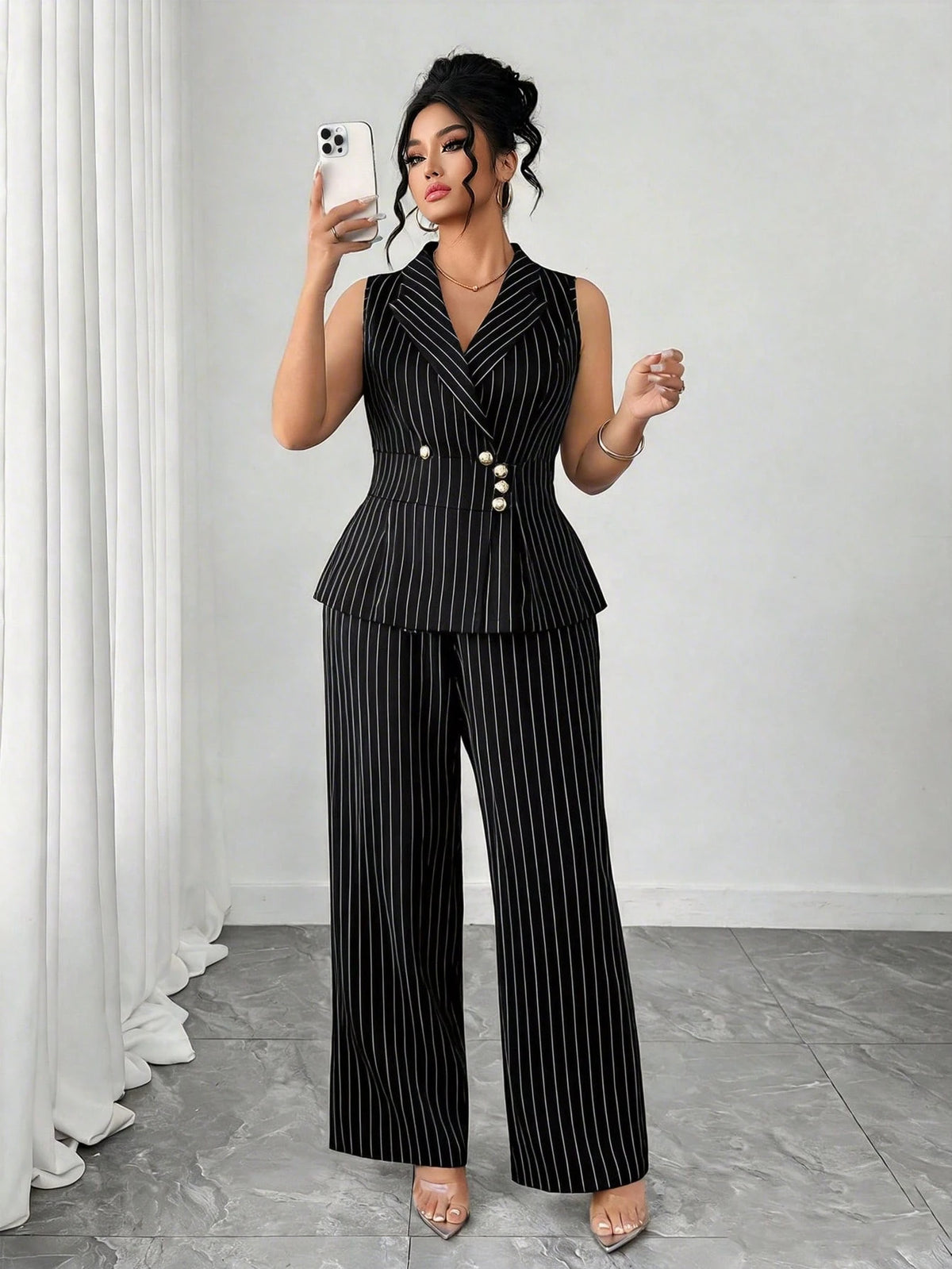 Conjunto Plus Size de Alfataria Colete e Calça Risca de Giz com Botões