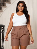 Short Plus Size Alfaiataria com Botão Lateral e Bolsos