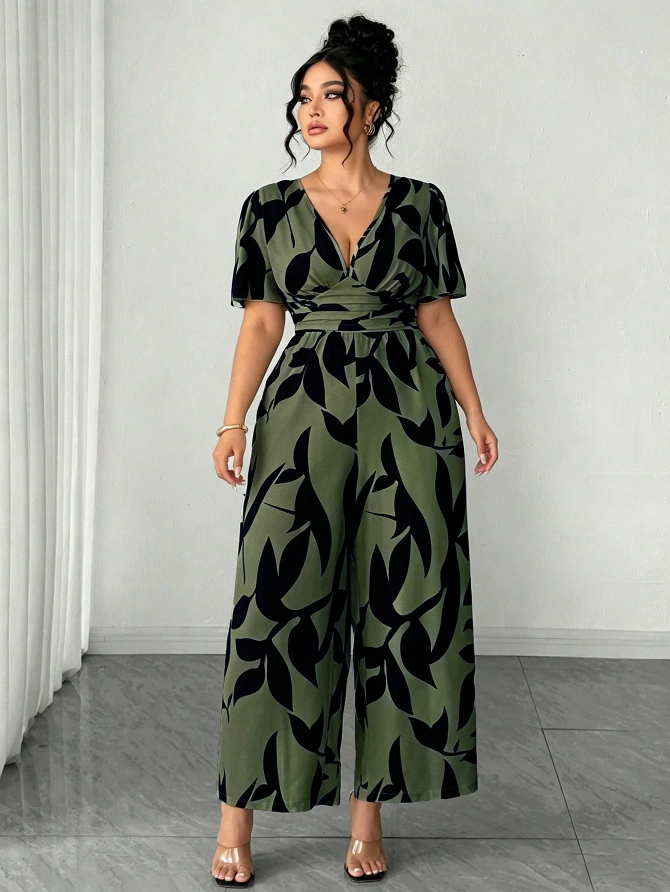 Macacão Pantalona Plus Size Estampado Floral Manga Curta