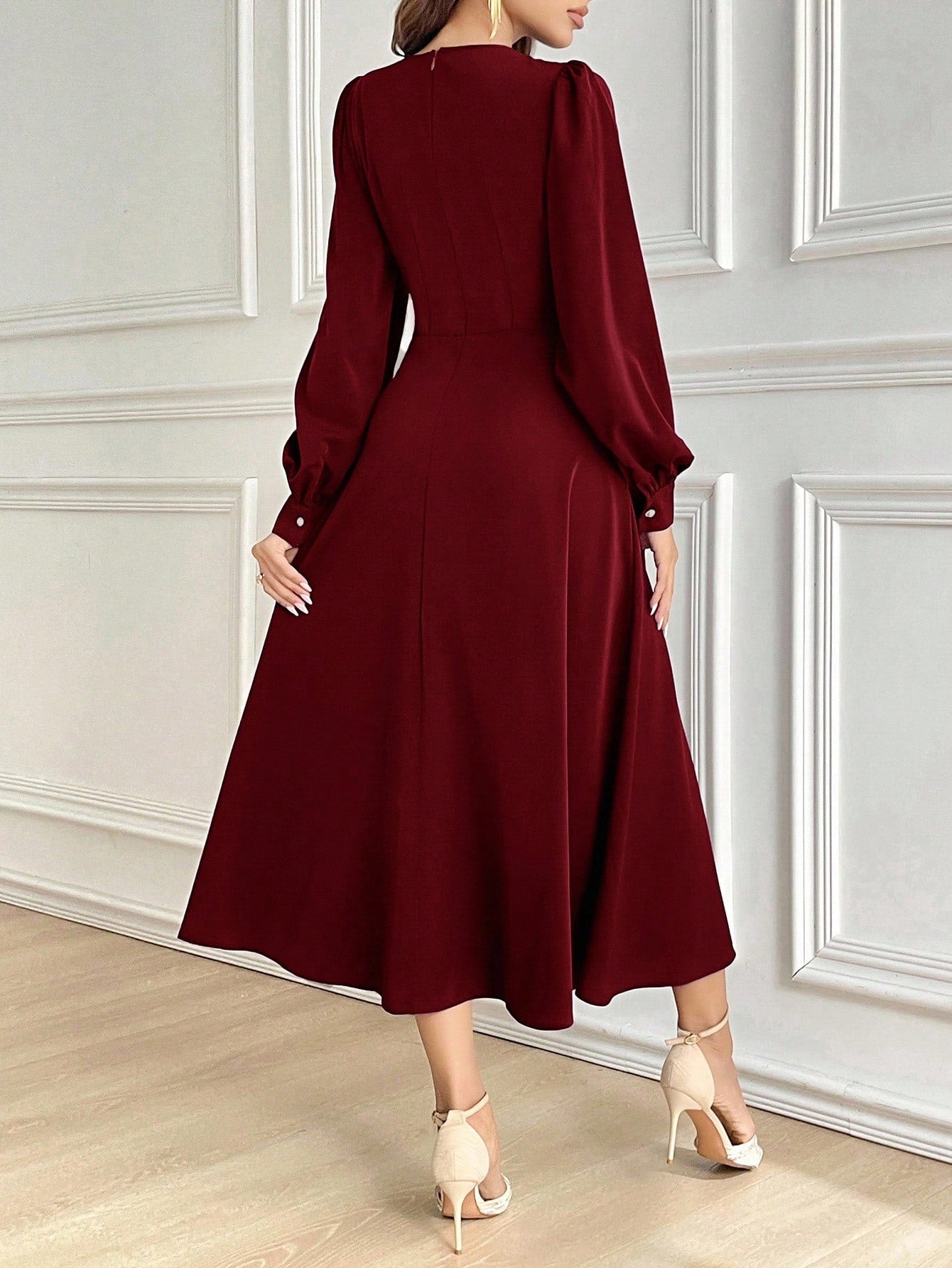 Vestido Midi com Manga Bufante e Cintura Marcada