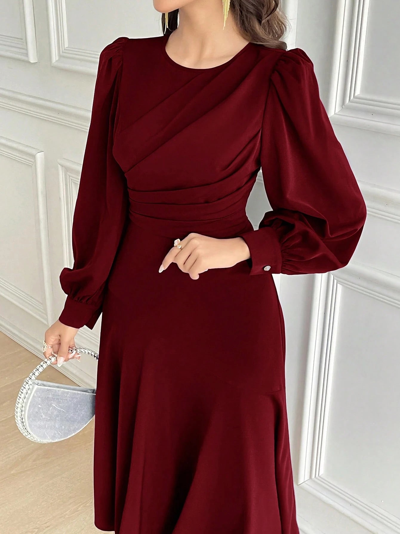 Vestido Midi com Manga Bufante e Cintura Marcada