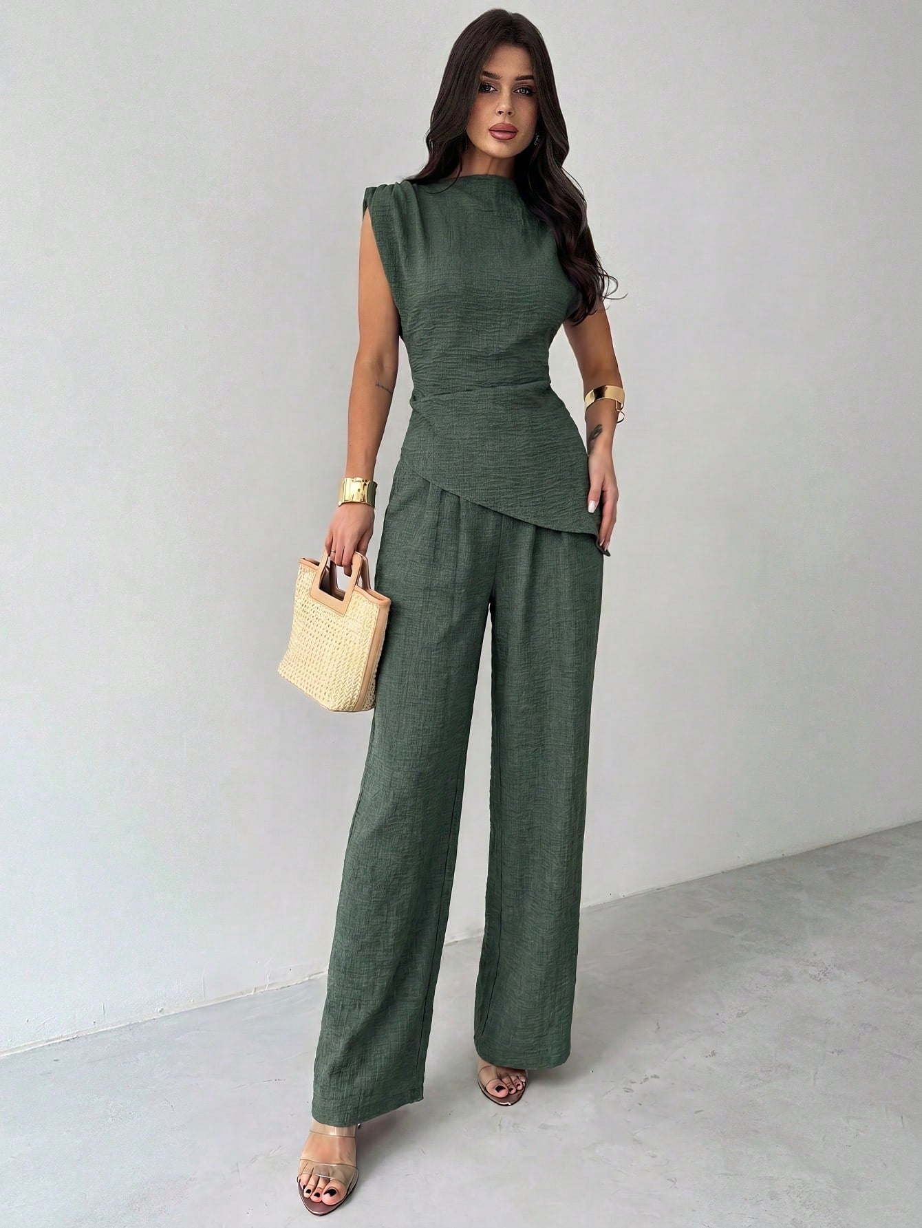 Conjunto Feminino Elegante com Blusa Assimétrica e Calça Pantalona