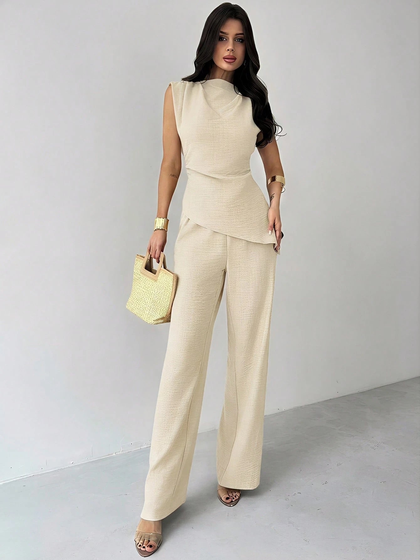 Conjunto Feminino Elegante com Blusa Assimétrica e Calça Pantalona
