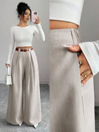 Calça Pantalona Feminina de Alfaiataria com Pregas e Bolso