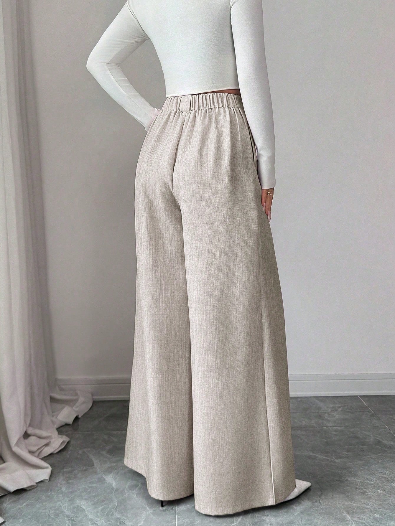 Calça Pantalona Feminina de Alfaiataria com Pregas e Bolso