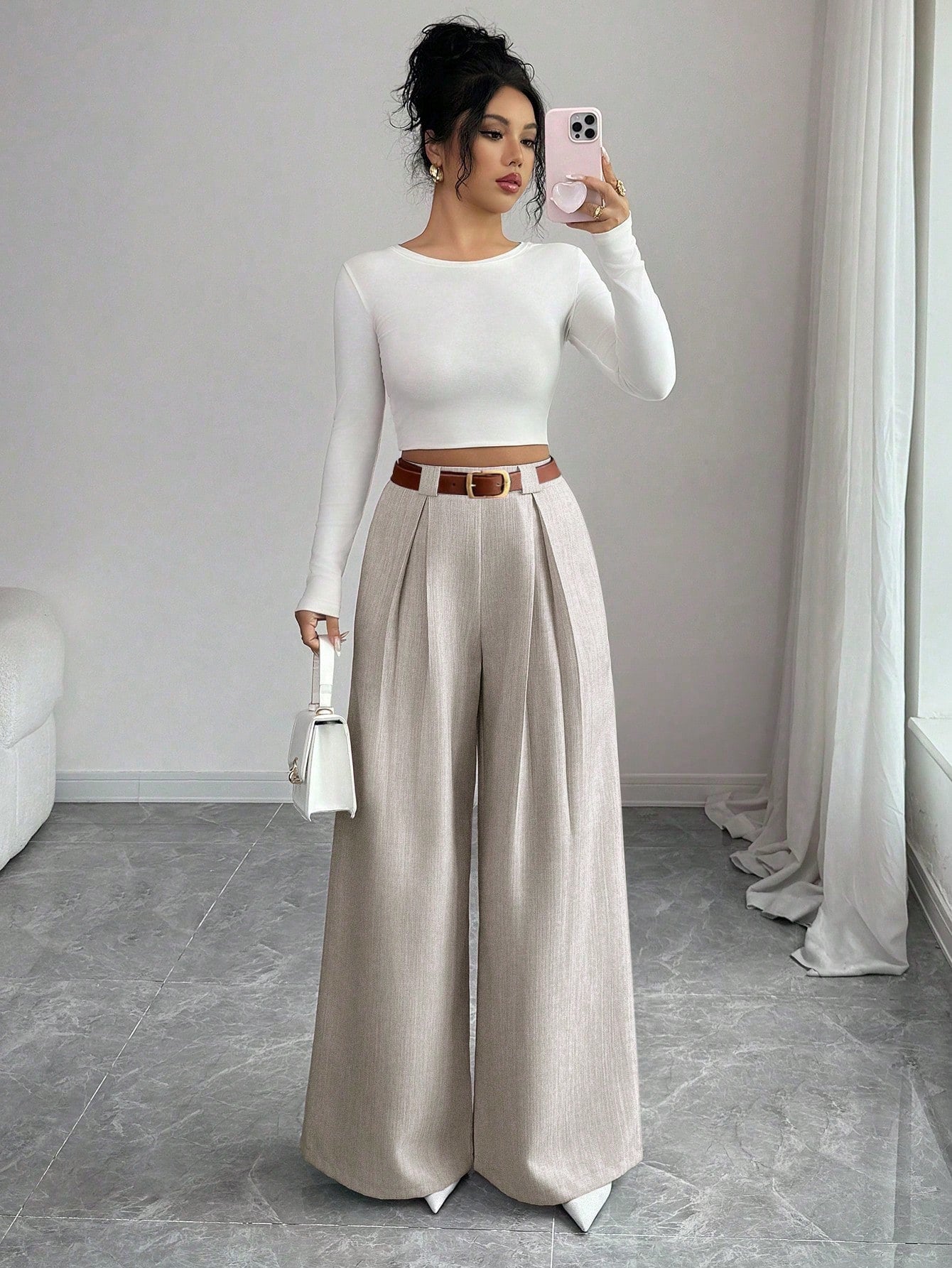 Calça Pantalona Feminina de Alfaiataria com Pregas e Bolso