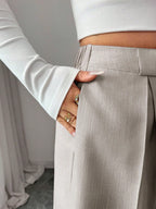 Calça Pantalona Feminina de Alfaiataria com Pregas e Bolso