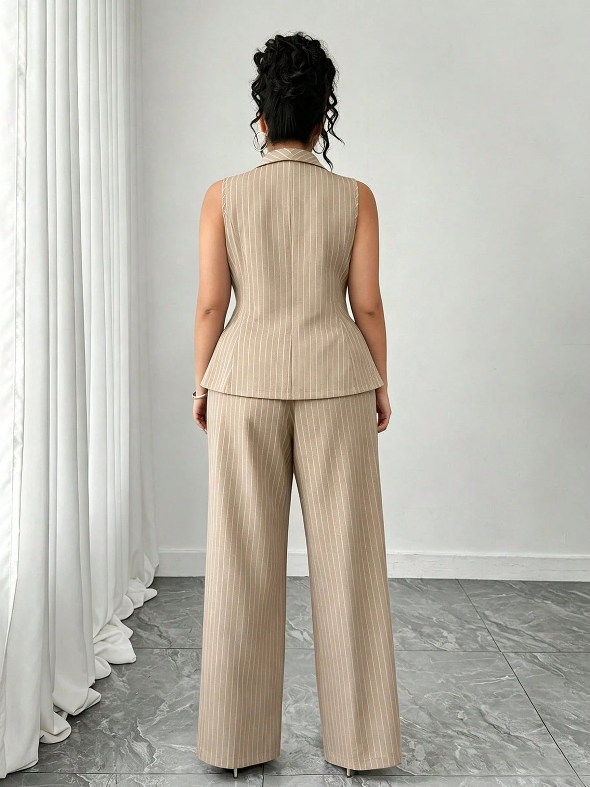 Conjunto Plus Size de Alfataria Colete e Calça Risca de Giz com Botões