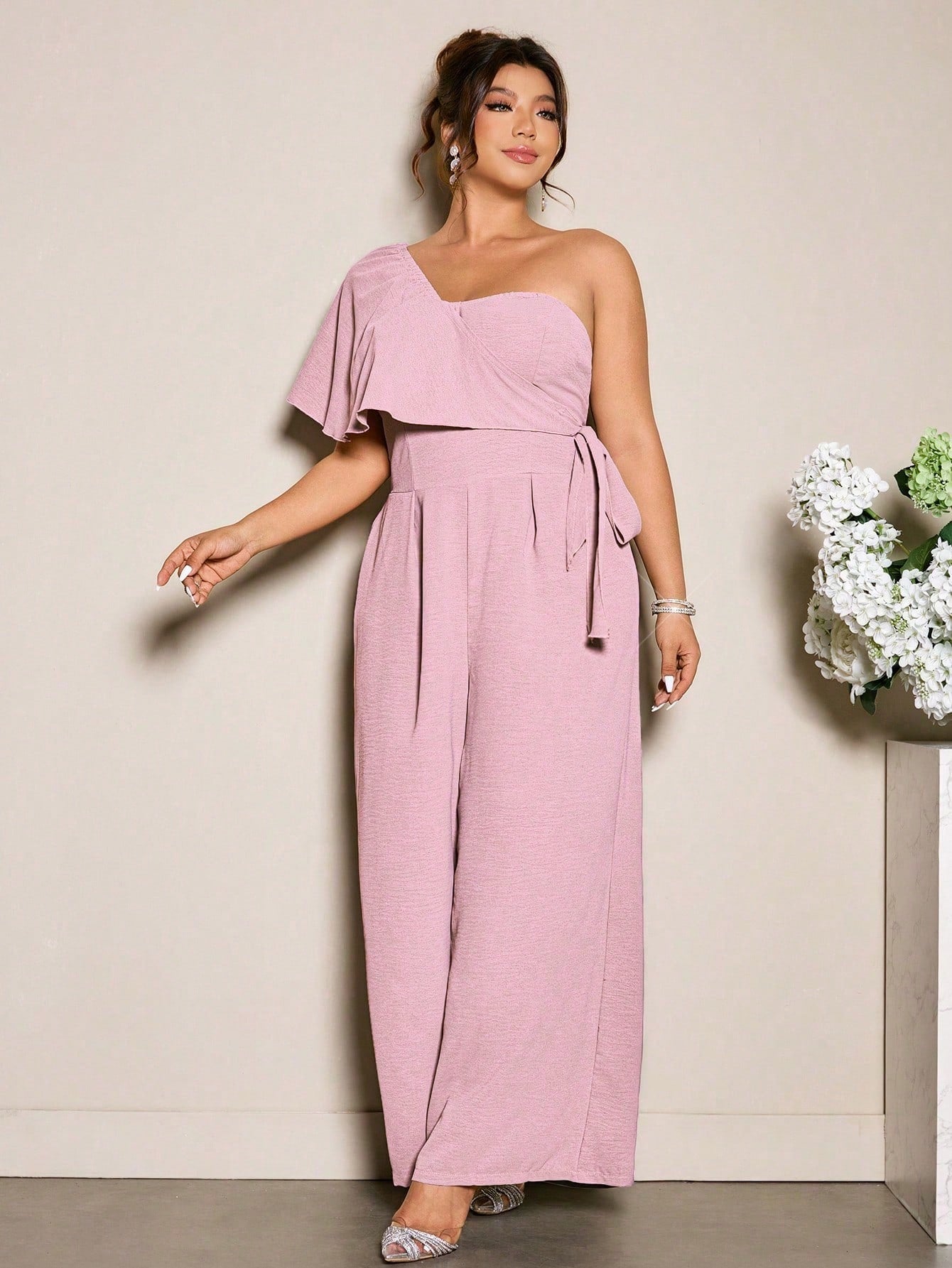 Macacão Plus Size Assimétrico Pantalona com Amarração na Cintura