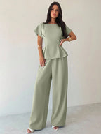 Conjunto Feminino Elegante com Blusa Acinturada e Calça Pantalona