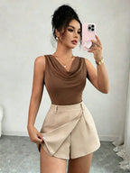 Rafferiza Conjunto de 2 peças para mulheres com Camiseta Regata Ajustada de Decote Profundo na Cor Marrom Combinada com Saia-Shorts de Escritório na Cor Damasco
