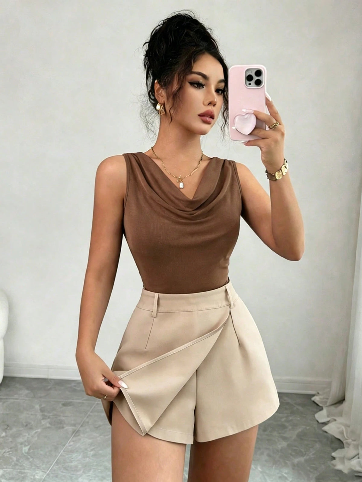 Rafferiza Conjunto de 2 peças para mulheres com Camiseta Regata Ajustada de Decote Profundo na Cor Marrom Combinada com Saia-Shorts de Escritório na Cor Damasco
