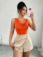 Rafferiza Conjunto de 2 peças para mulheres com Camiseta Regata Ajustada de Decote Profundo na Cor Marrom Combinada com Saia-Shorts de Escritório na Cor Damasco