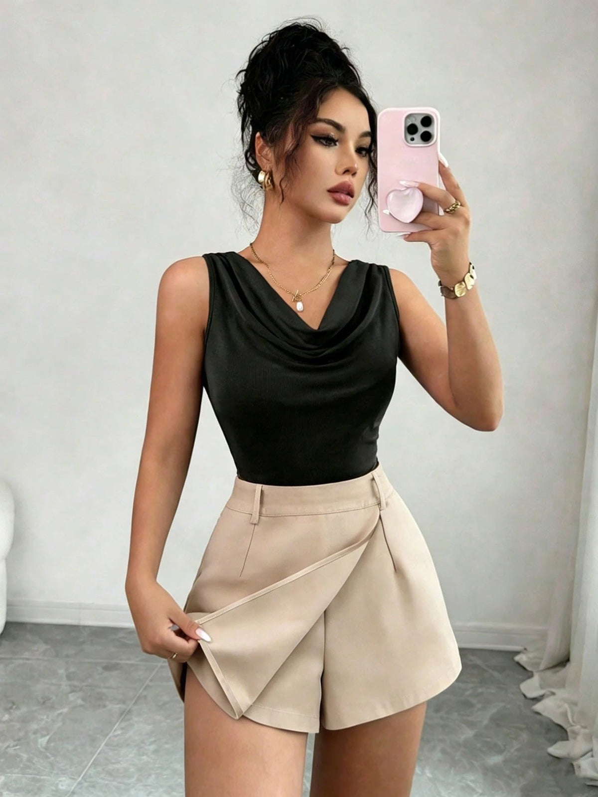 Rafferiza Conjunto de 2 peças para mulheres com Camiseta Regata Ajustada de Decote Profundo na Cor Marrom Combinada com Saia-Shorts de Escritório na Cor Damasco