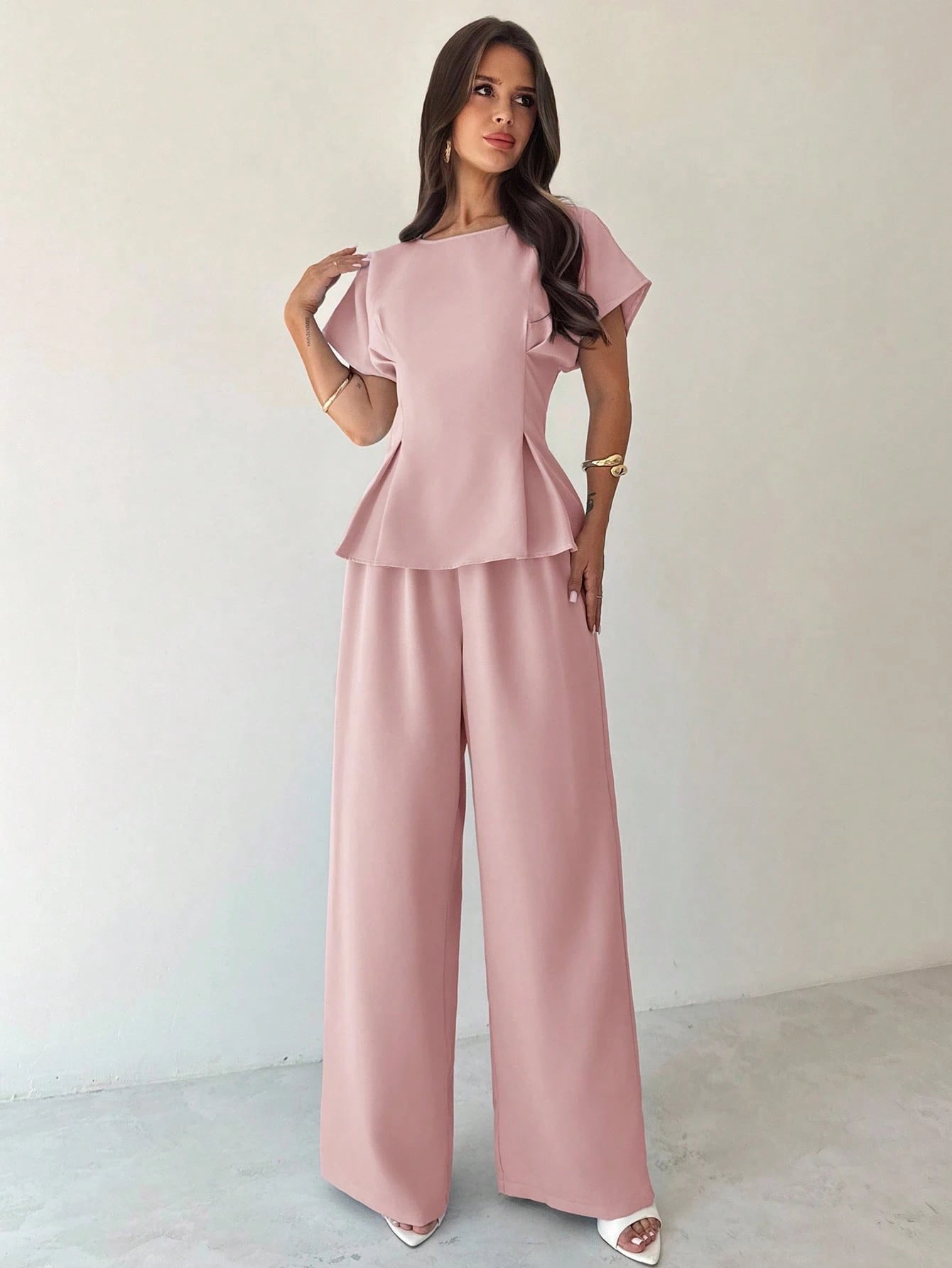 Conjunto Feminino Elegante com Blusa Acinturada e Calça Pantalona