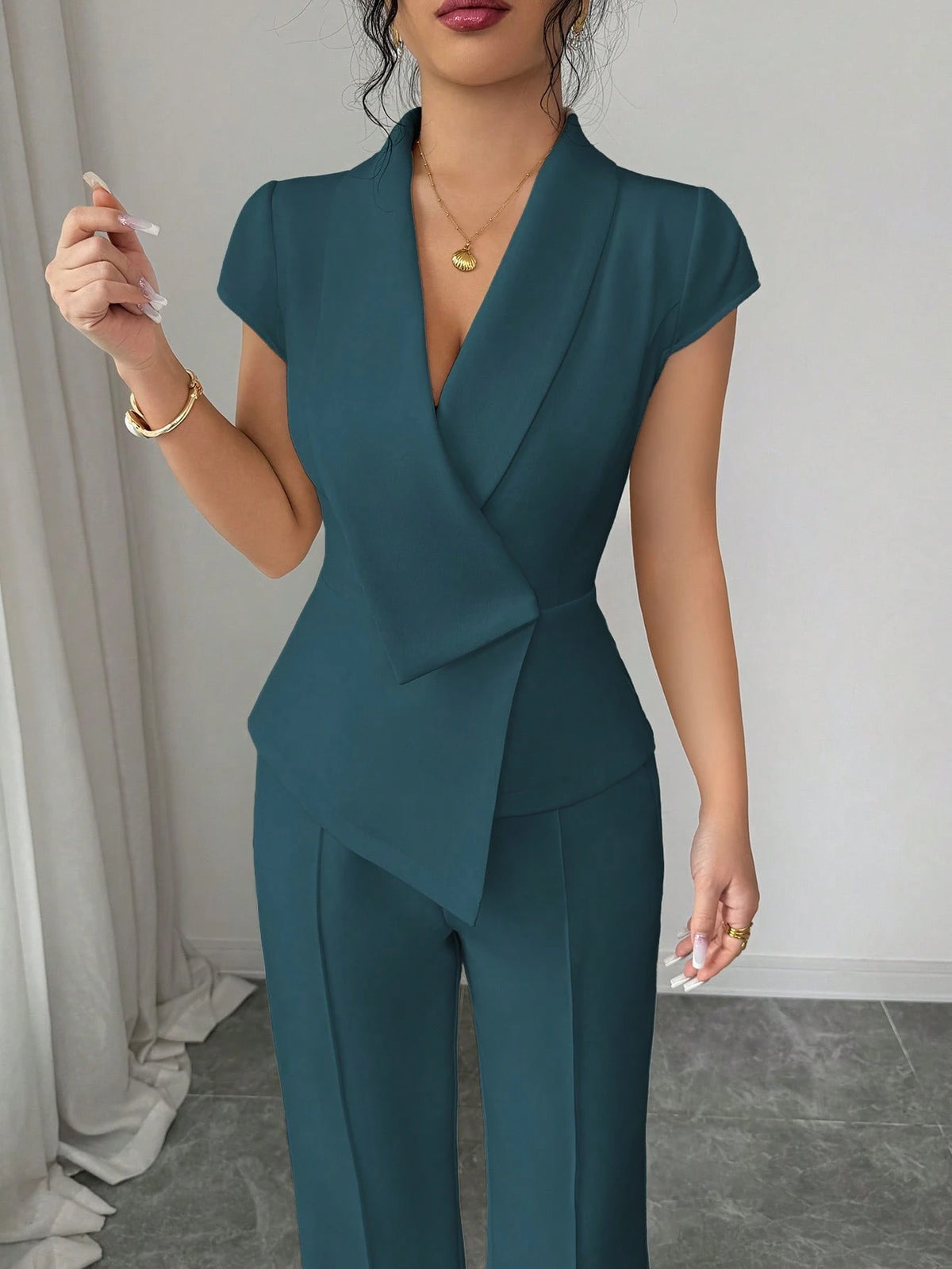 Elenzga Conjunto Elegante Feminino de 2 Peças em Azul-Petróleo, Blusa com Gola Assimétrica Cruzada, Manga Borboleta e Cintura Marcada & Calça com Cintura Elástica, Look de Verão para Trabalho e Deslocamento
