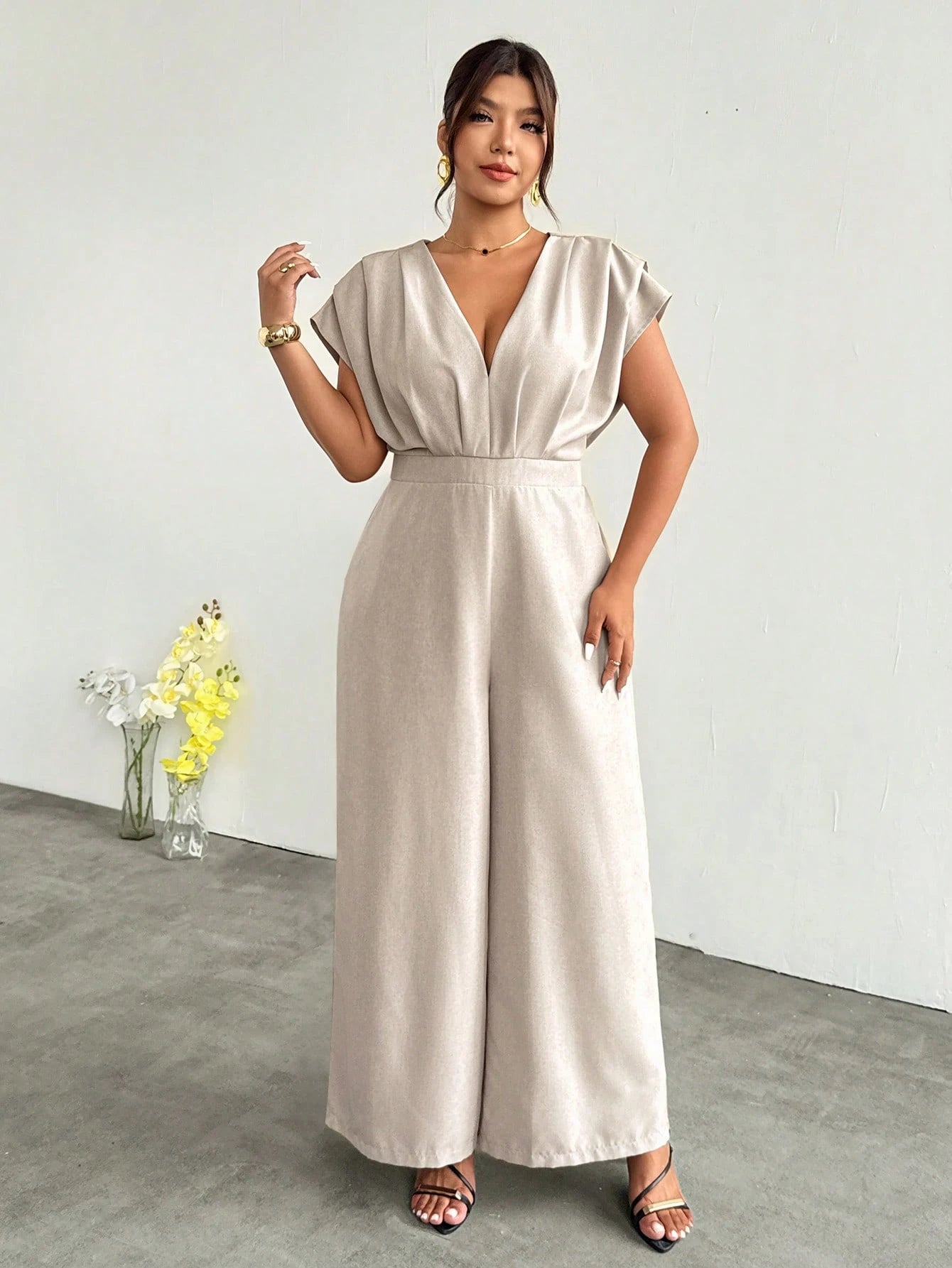 Macacão Plus Size Wide Leg Decote V Profundo