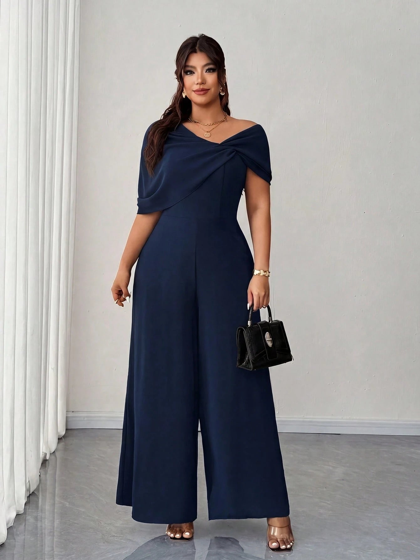 Macacão Social Plus Size Assimétrico Pantalona Manga Curta