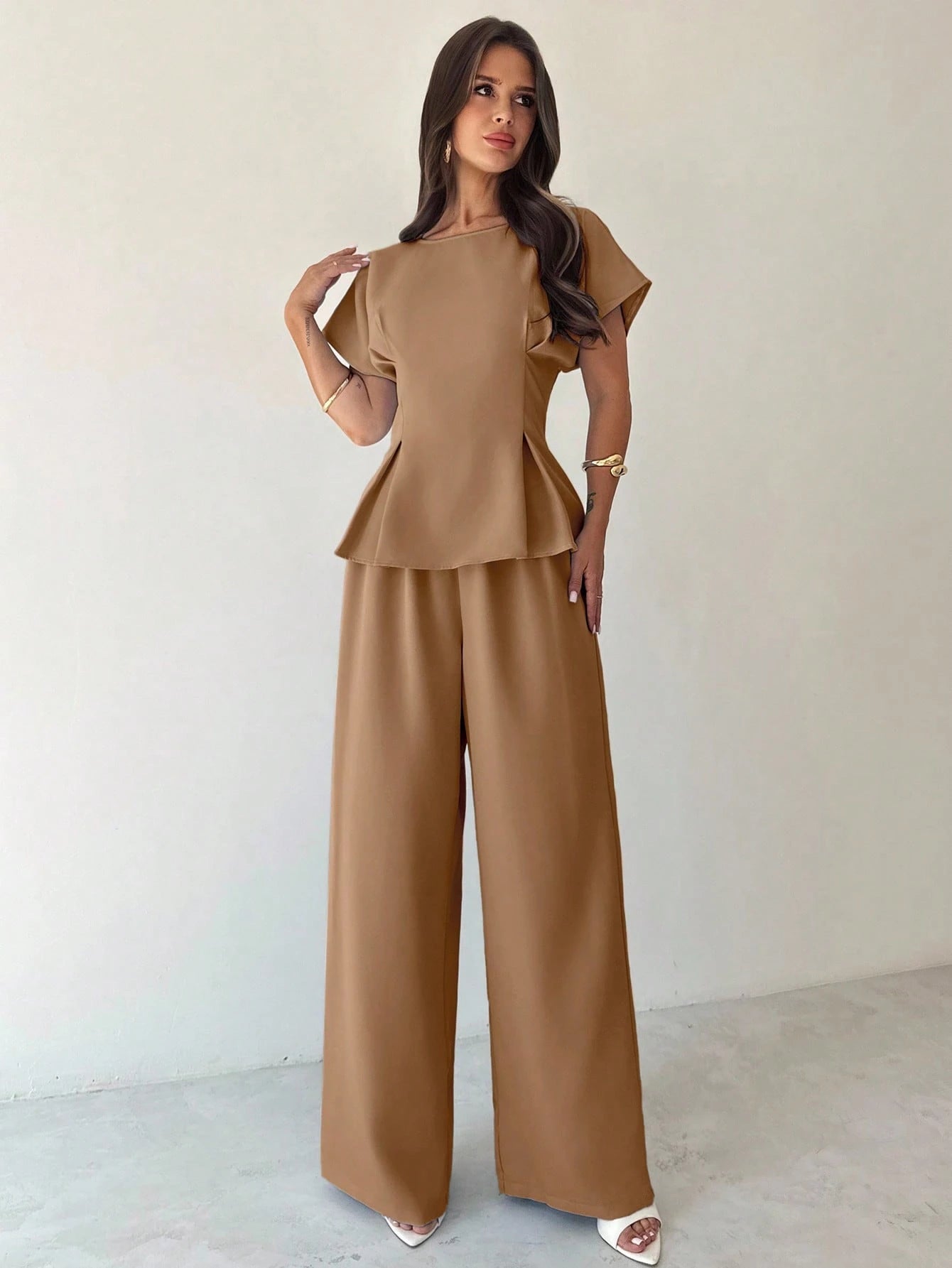 Conjunto Feminino Elegante com Blusa Acinturada e Calça Pantalona