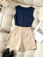 Rafferiza Conjunto de 2 peças para mulheres com Camiseta Regata Ajustada de Decote Profundo na Cor Marrom Combinada com Saia-Shorts de Escritório na Cor Damasco