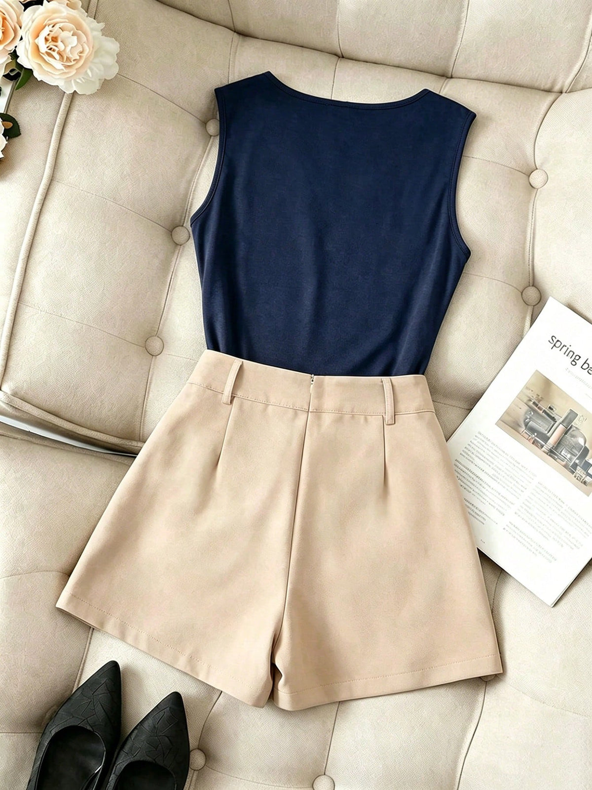 Rafferiza Conjunto de 2 peças para mulheres com Camiseta Regata Ajustada de Decote Profundo na Cor Marrom Combinada com Saia-Shorts de Escritório na Cor Damasco