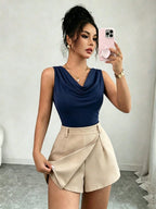 Rafferiza Conjunto de 2 peças para mulheres com Camiseta Regata Ajustada de Decote Profundo na Cor Marrom Combinada com Saia-Shorts de Escritório na Cor Damasco