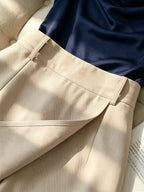 Rafferiza Conjunto de 2 peças para mulheres com Camiseta Regata Ajustada de Decote Profundo na Cor Marrom Combinada com Saia-Shorts de Escritório na Cor Damasco