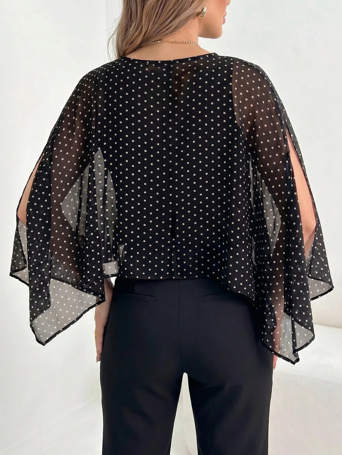 Blusa Feminina Terceira Peça com Poá em Chiffon Transparente Sem Forro