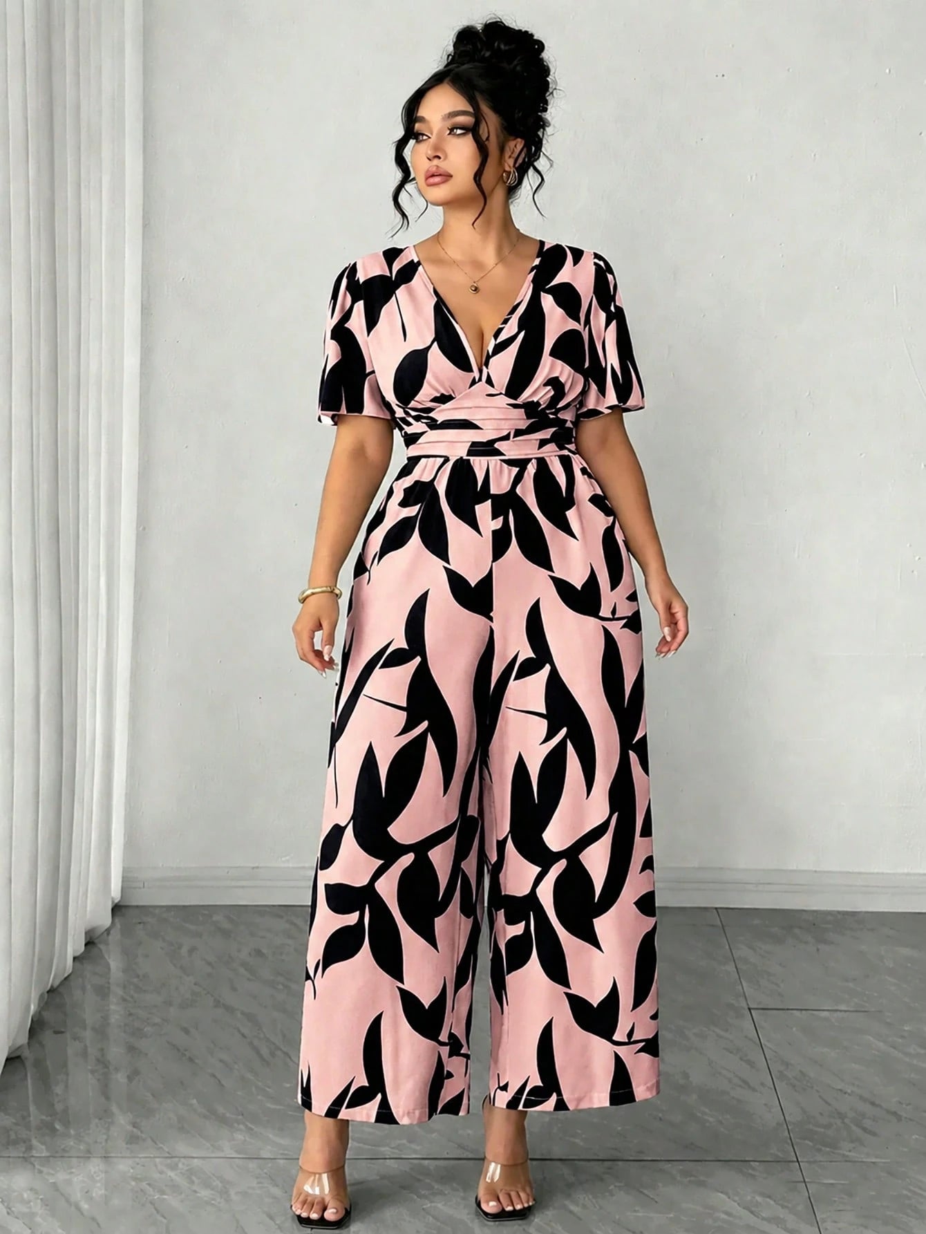 Macacão Pantalona Plus Size Estampado Floral Manga Curta