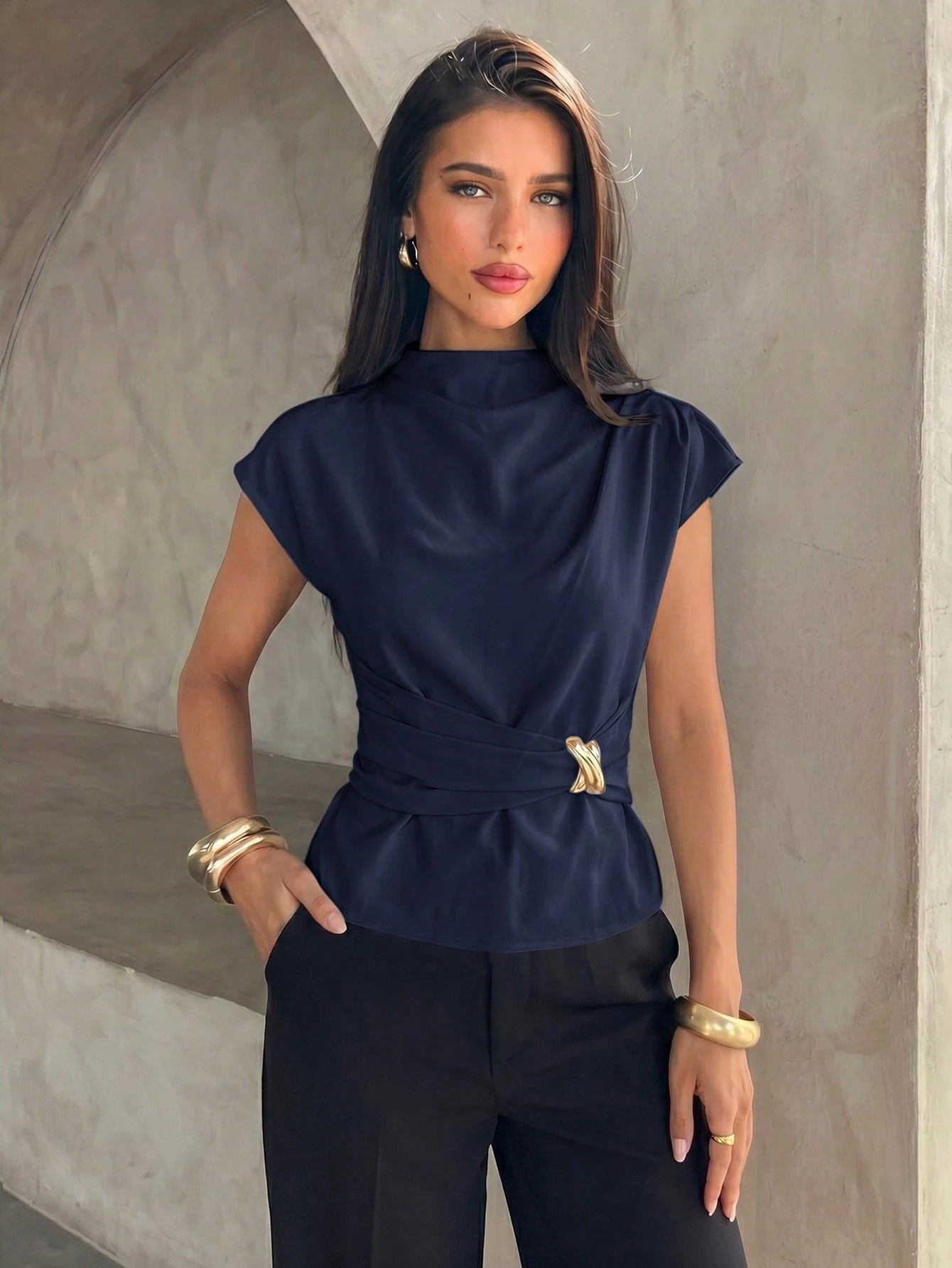 Blusa Elegante Feminina com Fivela Metálica na Cintura