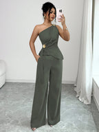 Conjunto Feminino Blusa e Calça Um Ombro Só com Flor Dourada