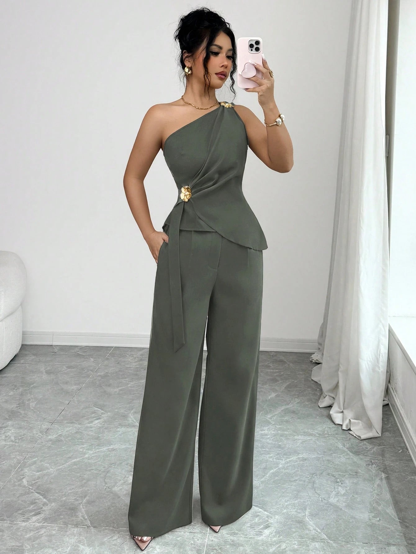 Conjunto Feminino Blusa e Calça Um Ombro Só com Flor Dourada