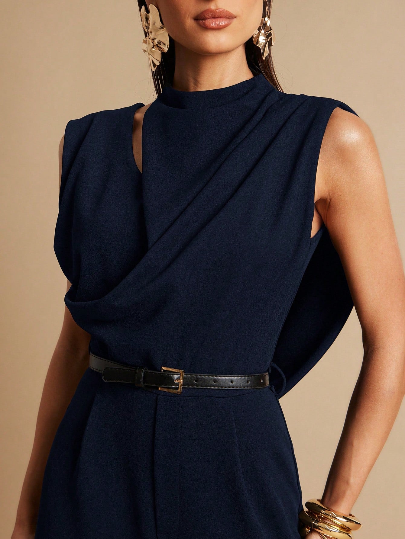 Macacão Feminino Elegante Chique com Pregas e Sem Mangas