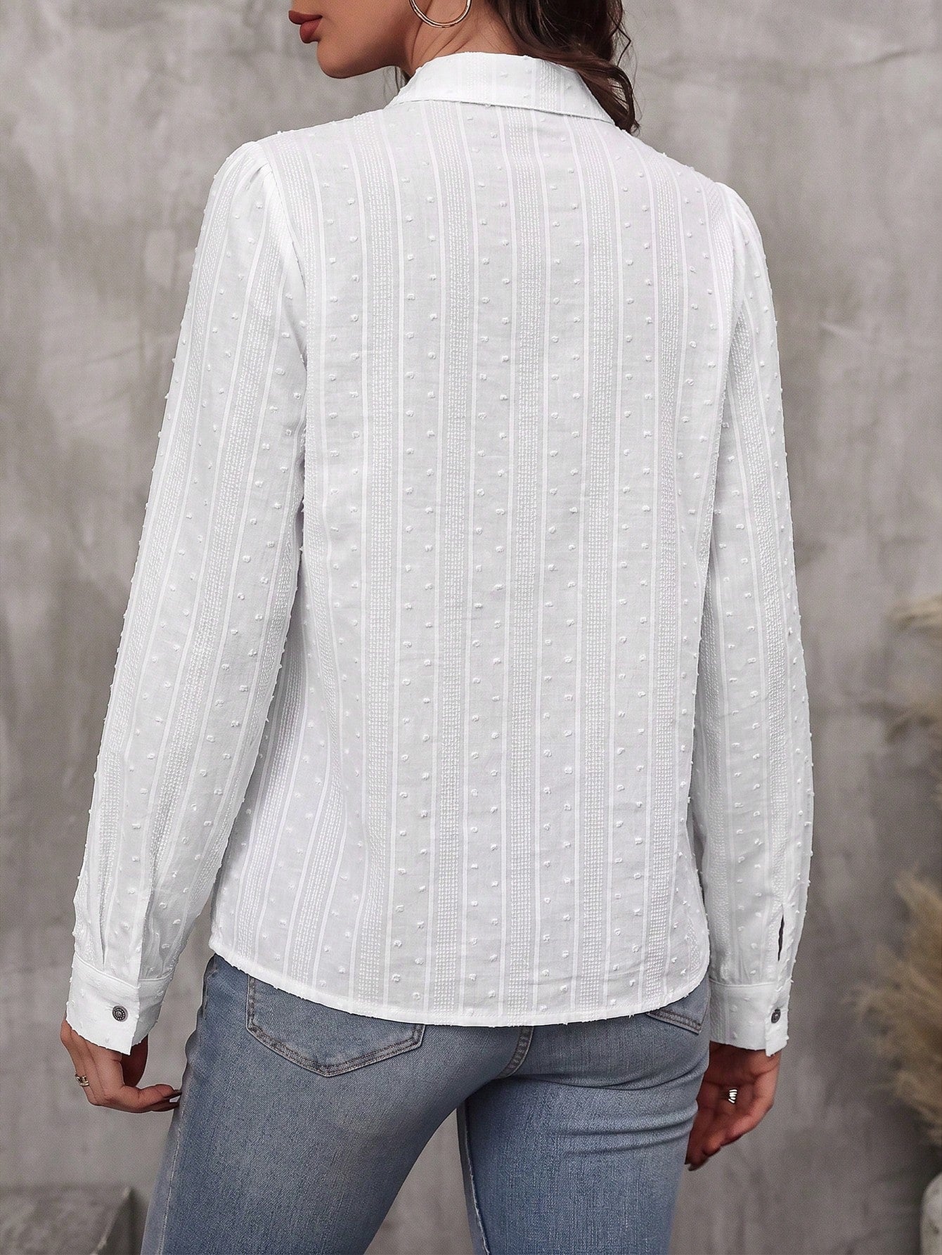Camisa Feminina Elegante com Laço e Botões Texturizada