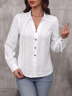 Camisa Feminina Elegante com Laço e Botões Texturizada