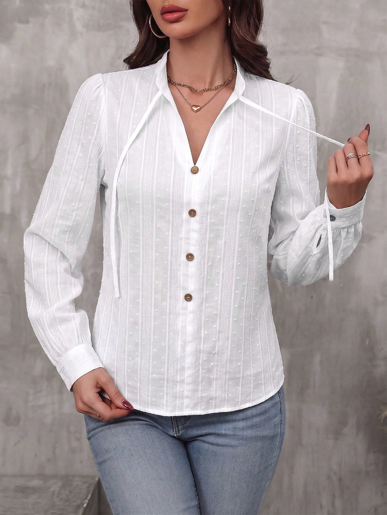 Camisa Feminina Elegante com Laço e Botões Texturizada
