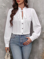 Camisa Feminina Elegante com Laço e Botões Texturizada