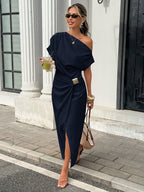 Vestido Midi Ombro Caído com Fenda Elegante e Fivela