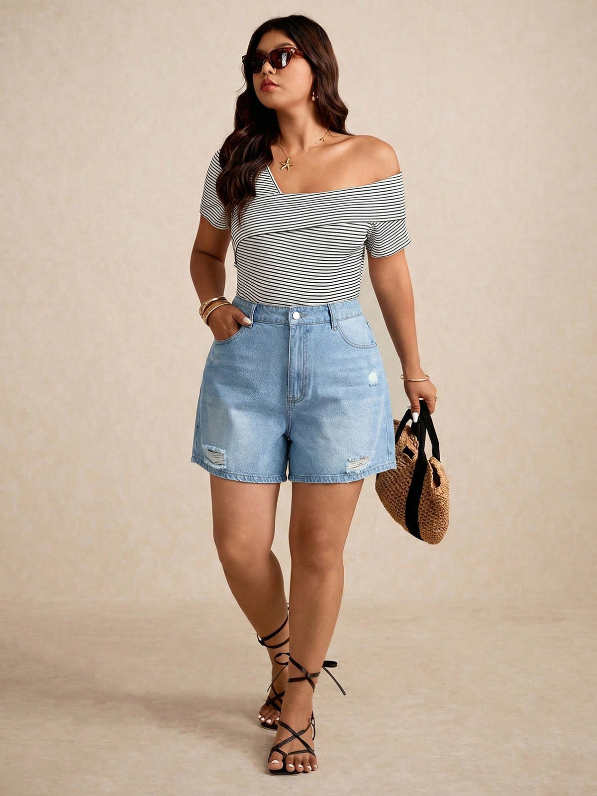 Short Jeans Plus Size Feminino com Bolsos