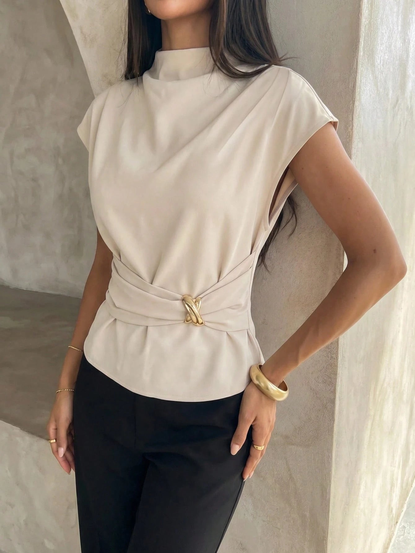 Blusa Elegante Feminina com Fivela Metálica na Cintura