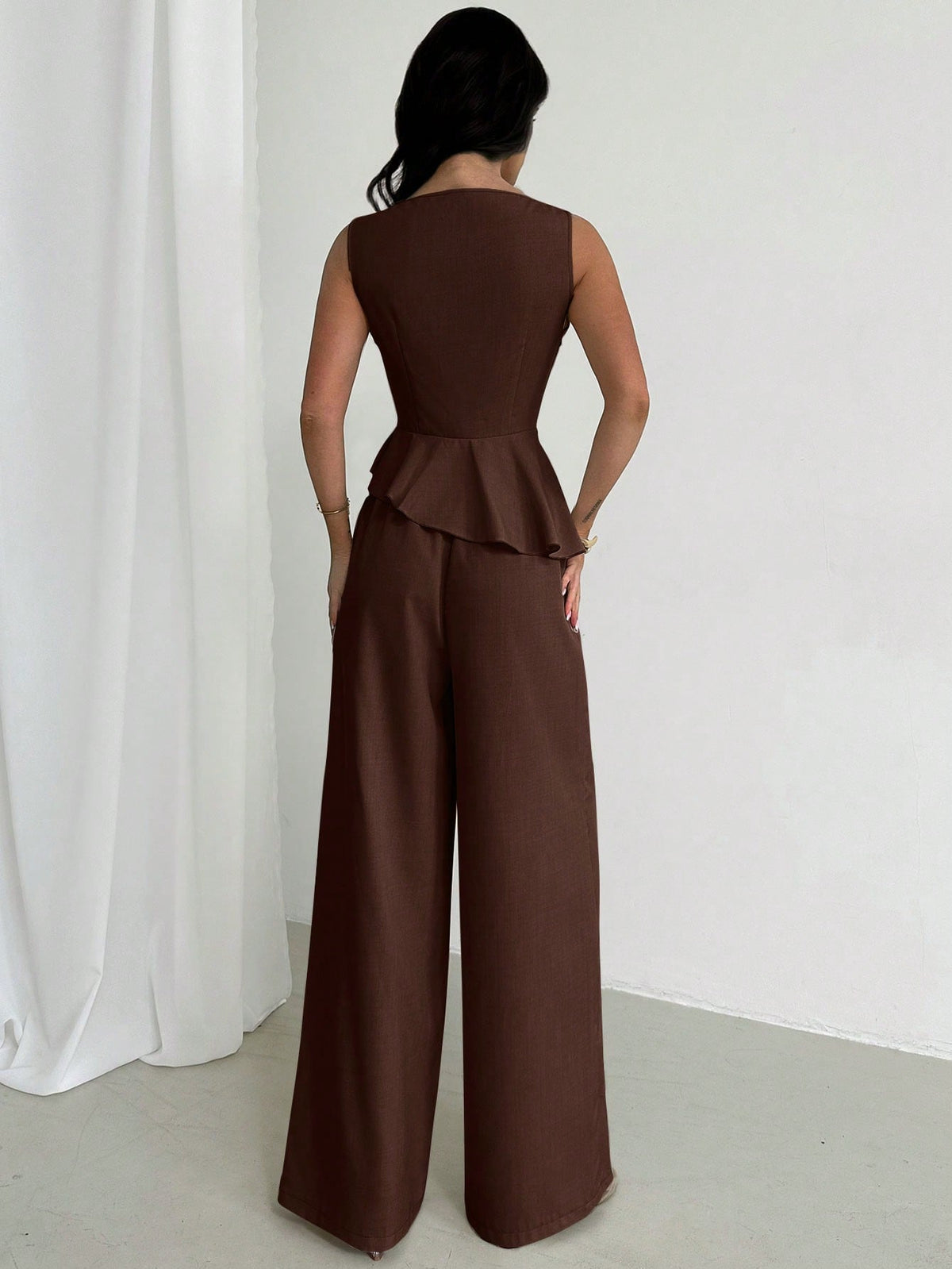 Firerie Conjunto Feminino Elegante Minimalista de Moda Diária Moderna para Trabalho Primavera/Verão, Cor Sólida Cáqui, Tecido Texturizado, Regata Ajustada Sem Mangas com Cintura Marcada e Calça Pantalona, Look de Professora, Old Money, Roupa de Escritório