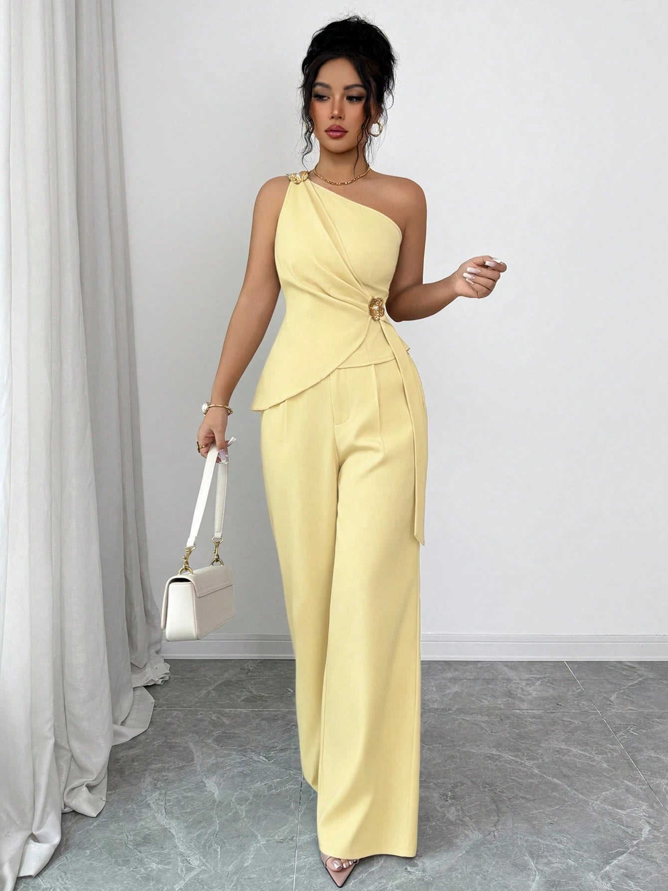 Conjunto Feminino Blusa e Calça Um Ombro Só com Flor Dourada