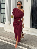 Vestido Midi Ombro Caído com Fenda Elegante e Fivela