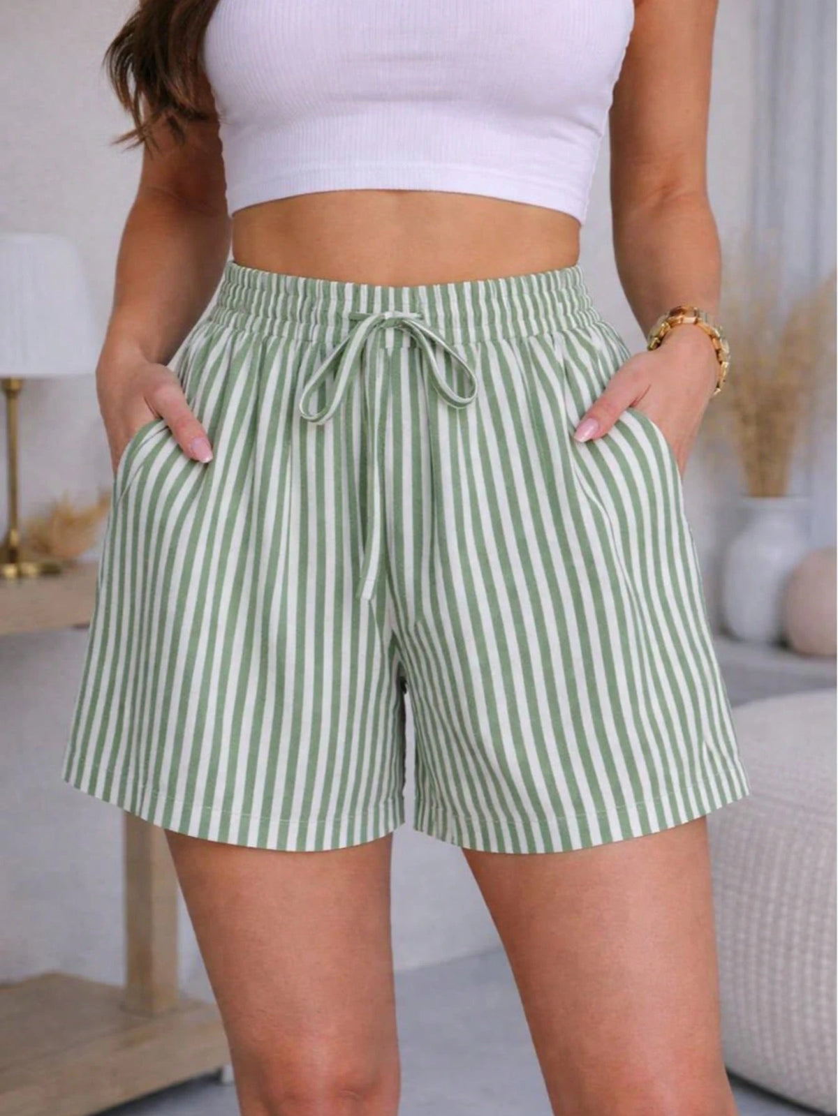 Short Feminino Listrado Cintura Alta com Cintura Elástica e Cordão