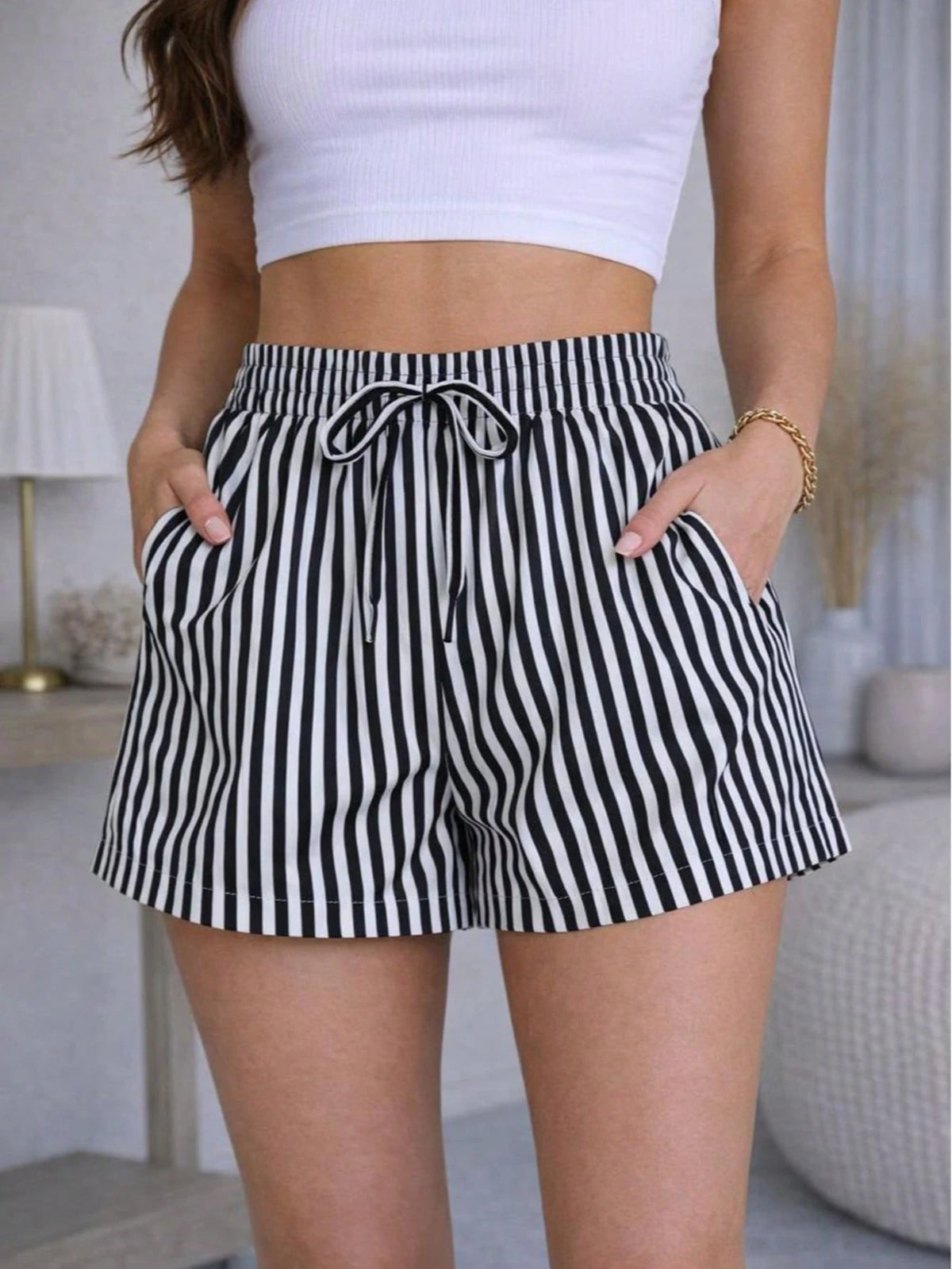 Short Feminino Listrado Cintura Alta com Cintura Elástica e Cordão